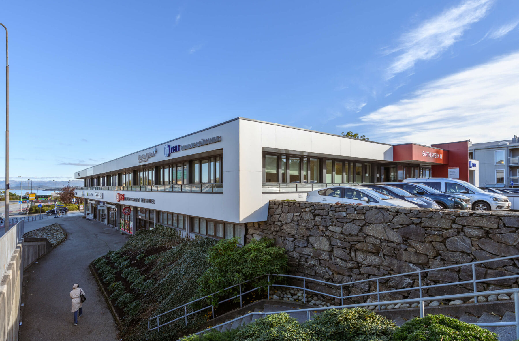 Fasadehjørne med trapp opp fra bakkeplan