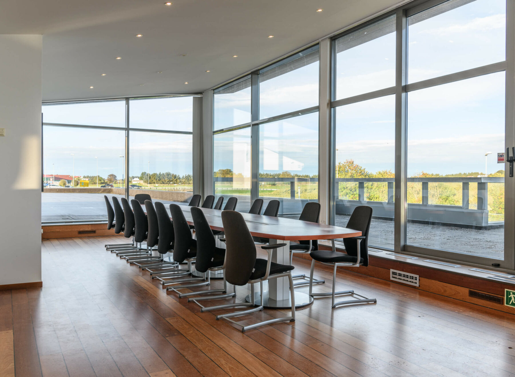 Langt møtebord med stoler i svart