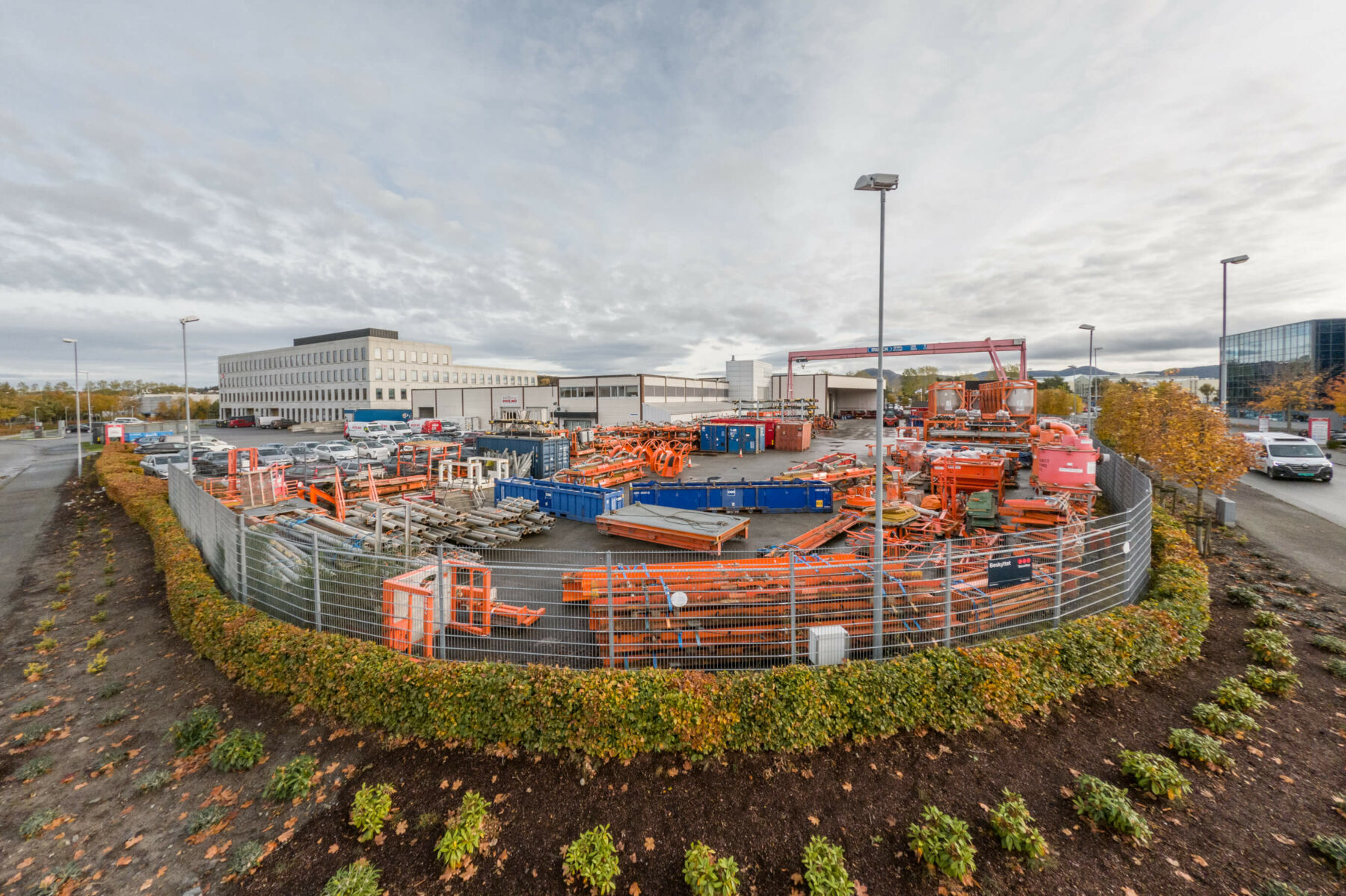 Dronefoto av bygg med masse anleggsmaskiner utenfor